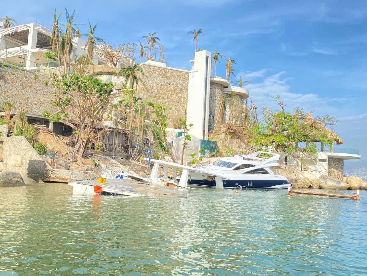 Playas de Brisas Guitarrón en Acapulco convertidas en cementerios de