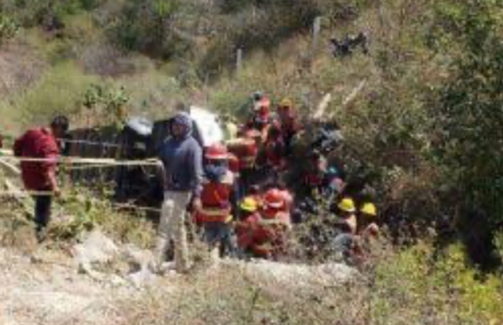 Personas Muertas Deja Volcadura De Un Autob S De Turismo En La