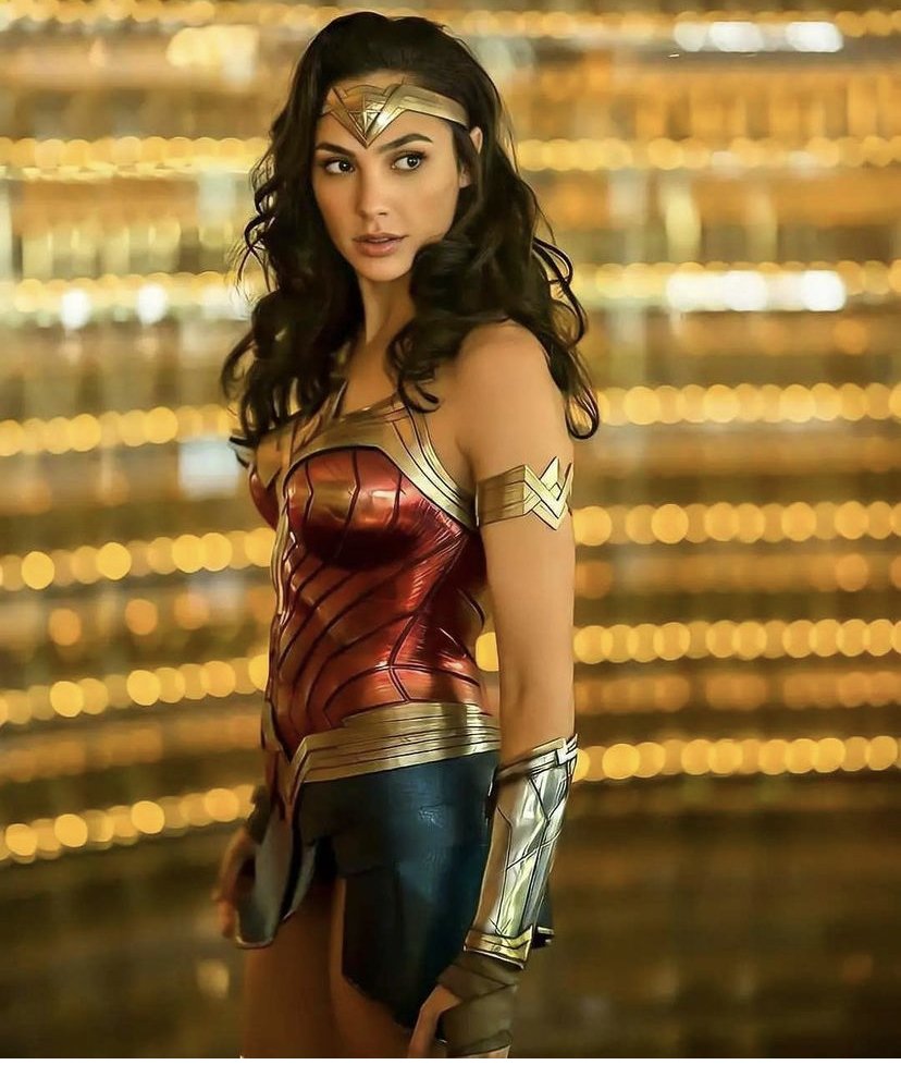 Erika Vega arranca los suspiros con sensual traje de Wonder Woman