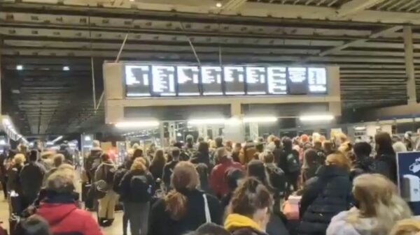 La estación ferroviaria internacional de Saint Pancras, en Londres, con gente que intenta huir del confinamiento.