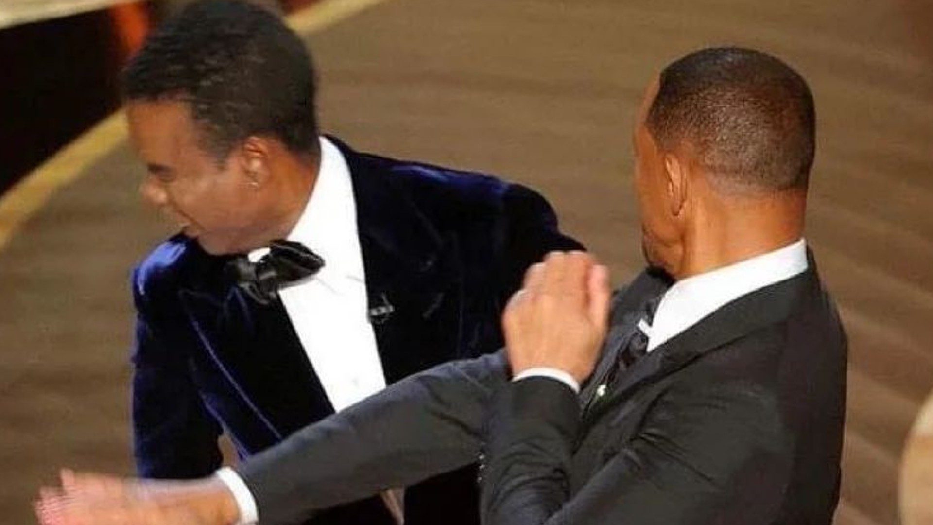 El impactante momento en que Will Smith golpeó en el rostro a Chris Rock en los Oscar 2022