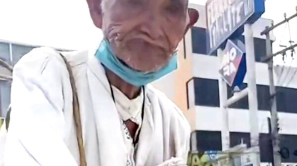 Abuelito que pide limosna se enoja cuando y le lanza las monedas en la cara, pide de 10 pesos para delante