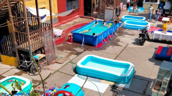 Vecinos de Tepito se vuelven virales por montar un 'parque acuático' en plena unidad habitacional