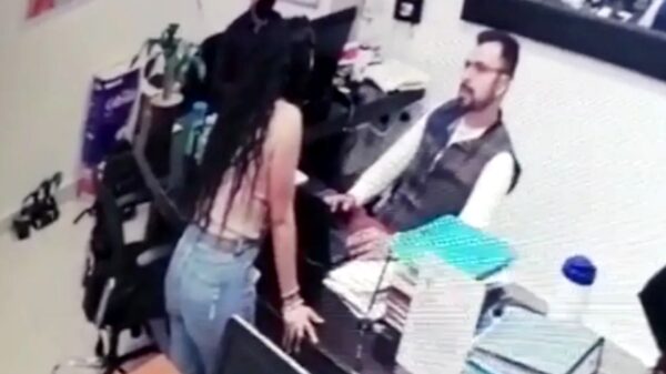 VIDEO: Mujer avienta la computadora en la cara a empleado de City Towers y dicen que le desprendió la retina