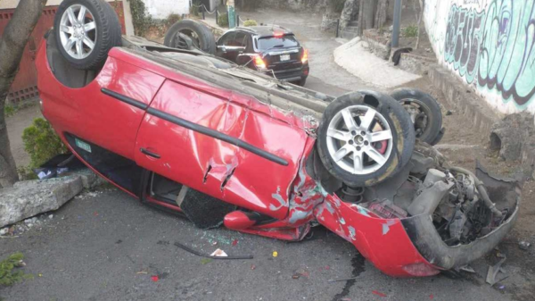 Conductor en estado de ebriedad sufre terrible accidente y sale disparado de la carretera México-Cuernavaca