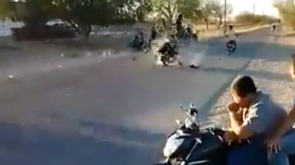 VIDEO: Dos jóvenes pierden la vida tras terrible impacto en moto de frente