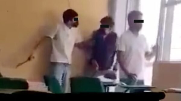 VIDEO: Estudiante de una secundaria de Morelos amenaza a su compañero con machete en mano