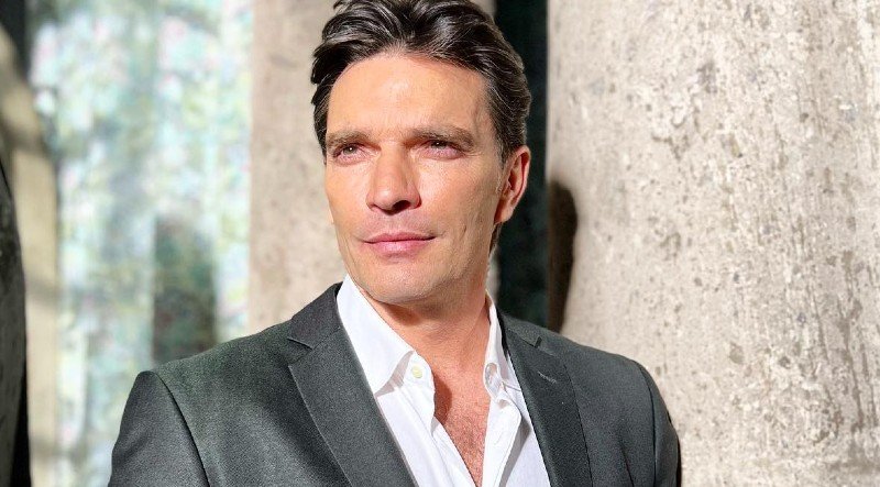 Julián Gil muestra imágenes de la gran cicatriz que le quedó tras padecer cáncer de piel