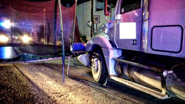 Pusieron un brincolín en las calles de Zuazua y un trailer atropella a los niños mientras jugaban