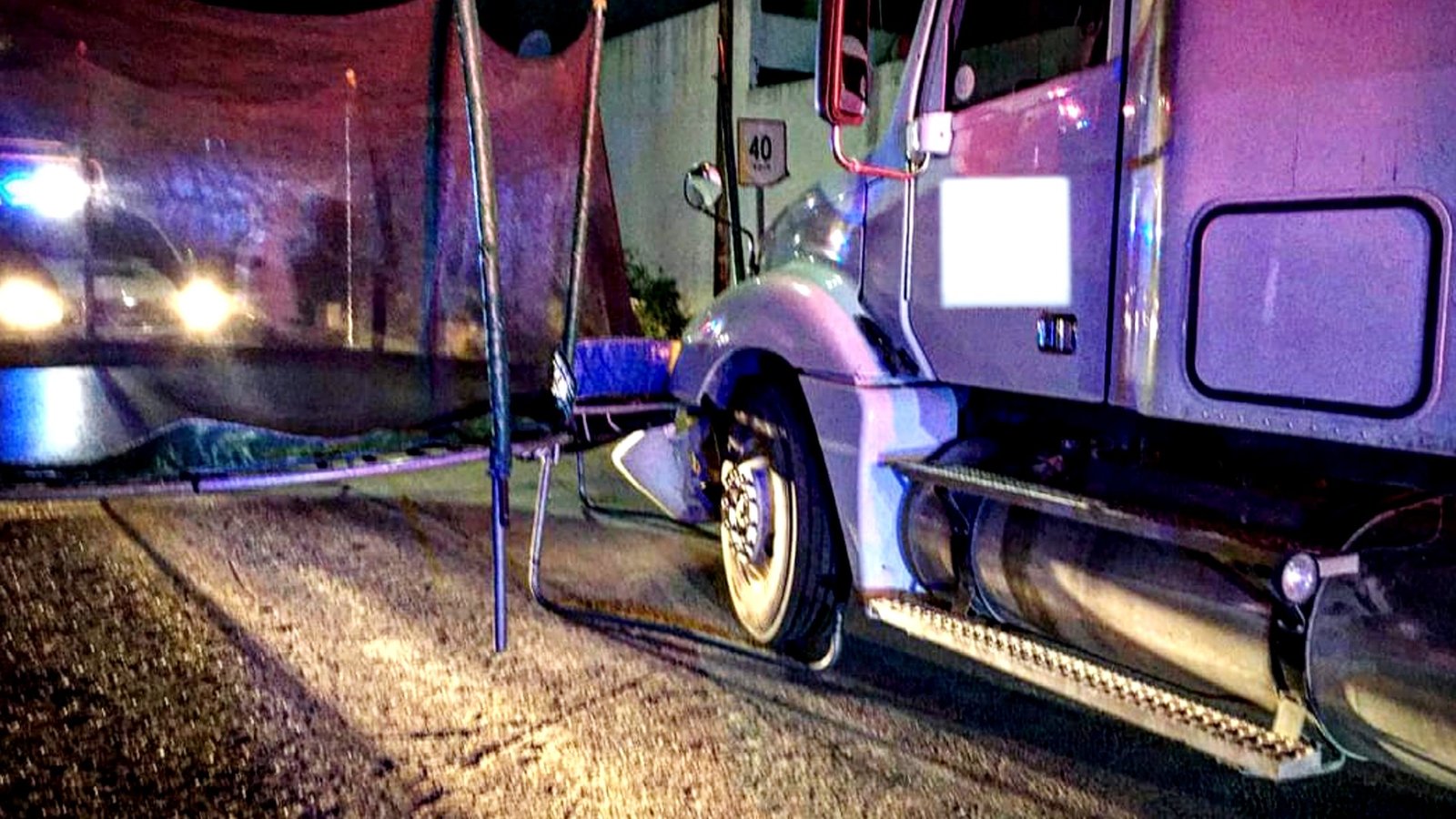 Pusieron un brincolín en las calles de Zuazua y un trailer atropella a los niños mientras jugaban