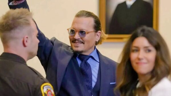 Johnny Depp: Así lo captaron celebrando su victoria ante Amber Heard en un bar