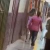 VIDEO: Madre va por su hija al antro y la saca a cinturonazos porque no le dio permiso