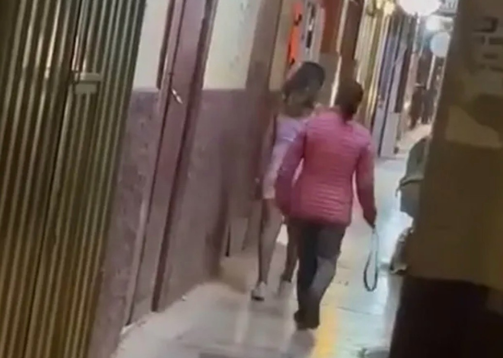 VIDEO: Madre va por su hija al antro y la saca a cinturonazos porque no le dio permiso