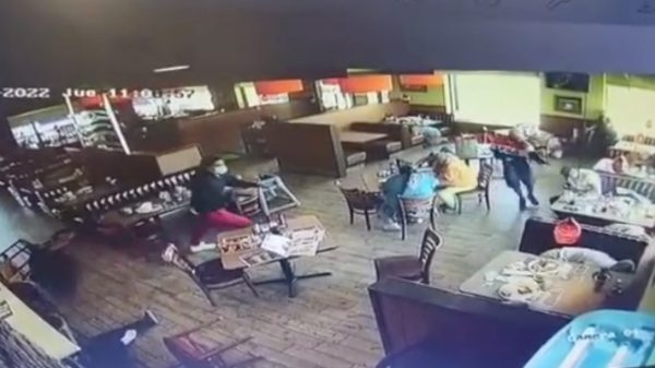 VIDEO: Sicarios masacran a quemarropa a comensales del restaurante Dennys en Ciudad Juárez