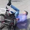 Sergio Mayer hace el ridículo y cae de una silla de ruedas al dar una demostración de inclusión