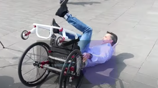 Sergio Mayer hace el ridículo y cae de una silla de ruedas al dar una demostración de inclusión