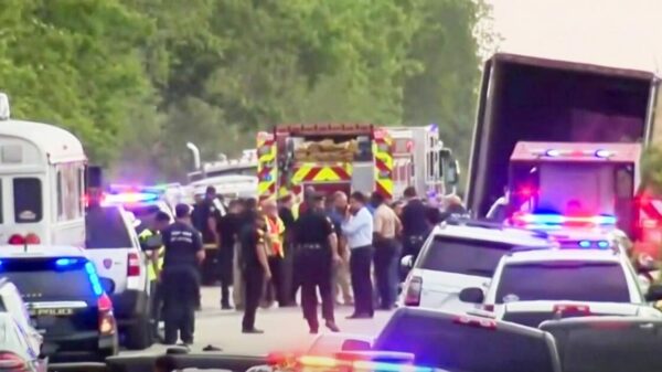 Confirman que 22 de los 50 migrantes muertos en un trailer en Texas eran mexicanos