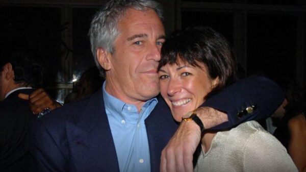 Ghislaine Maxwell es sentenciada a 20 años de prisión por ayudar a Jeffrey Epstein a abusar de menores de edad