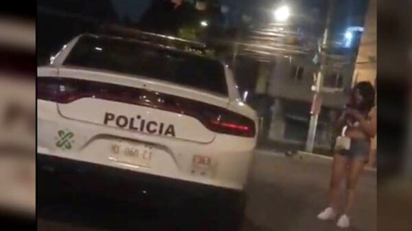 VIDEO: Policía es grabado con cerveza en mano y subiendo tres mujeres a la patrulla