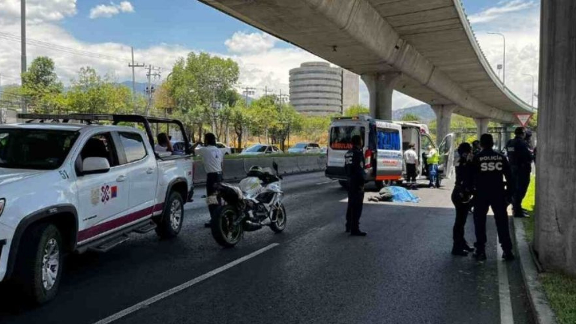 Difunden video del hombre que se arrojó del segundo piso del Periférico Sur