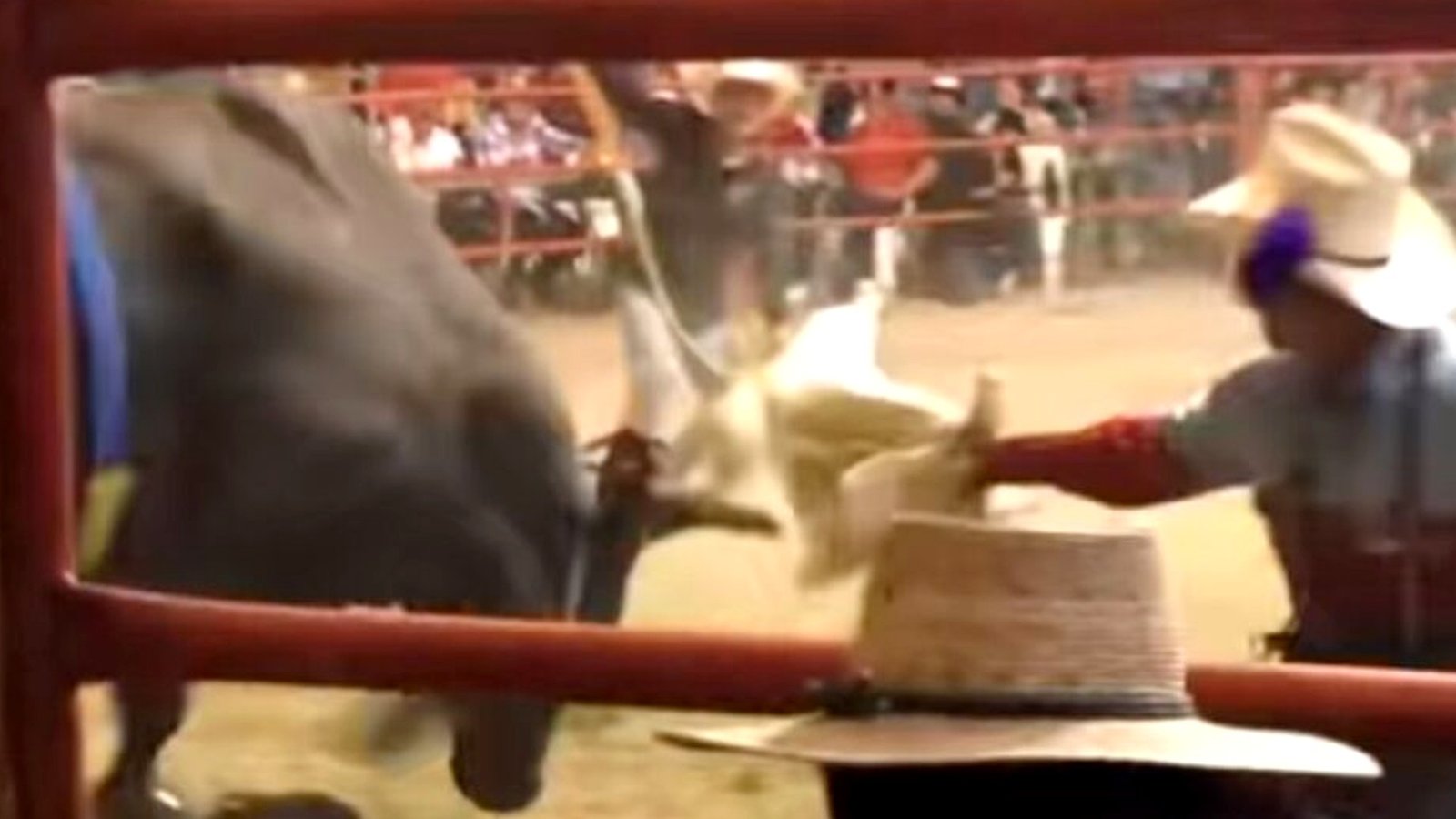 Jinete de 20 años muere tras ser aplastado por un toro en un jaripeo en Morelos