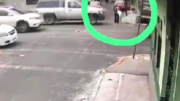 VIDEO: Abuelita es arrollada por una camioneta en las calles de la alcaldía Iztacalco