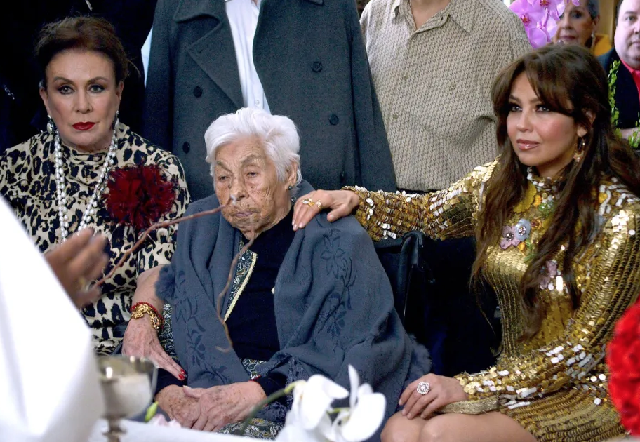 Laura Zapata exhibe que Thalía no le dio ni un peso para el funeral de su abuelita