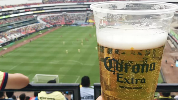 Buscan prohibir la venta de cerveza en estadios del futbol mexicano