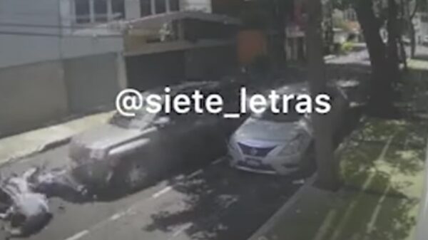 VIDEO: Conductor embiste a ladrones que minutos antes le habían robado 100 mil pesos
