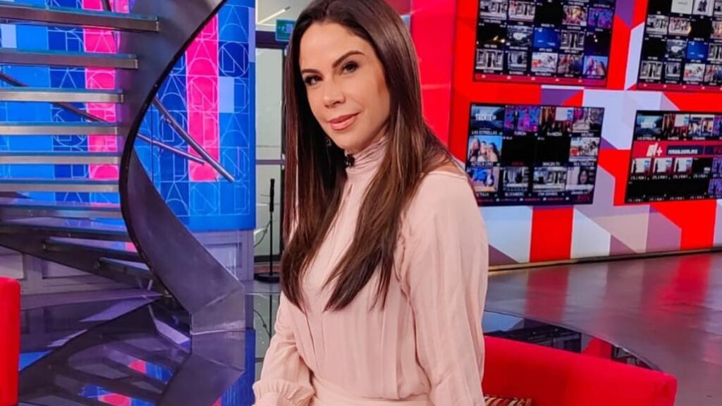 Paola Rojas sufre bochornoso accidente y se le rompe el vestido antes de entrar al aire