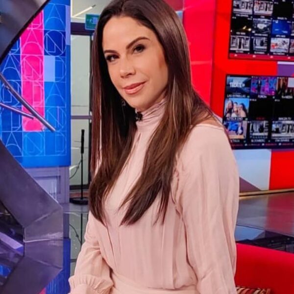 Paola Rojas sufre bochornoso accidente y se le rompe el vestido antes de entrar al aire