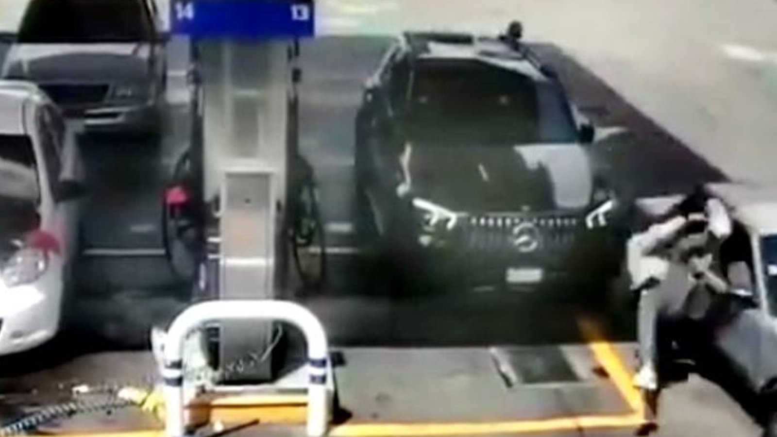 VIDEO: Ladrón que intentaba asaltar una gasolinera en la Álvaro Obregón es atropellado