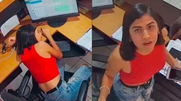 VIDEO: Joven es descubierta viendo novelas y durmiendo en plena oficina