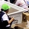 VIDEO: Captan a vendedora de cerveza limpiando vasos con su mandil para volver a llenarlos
