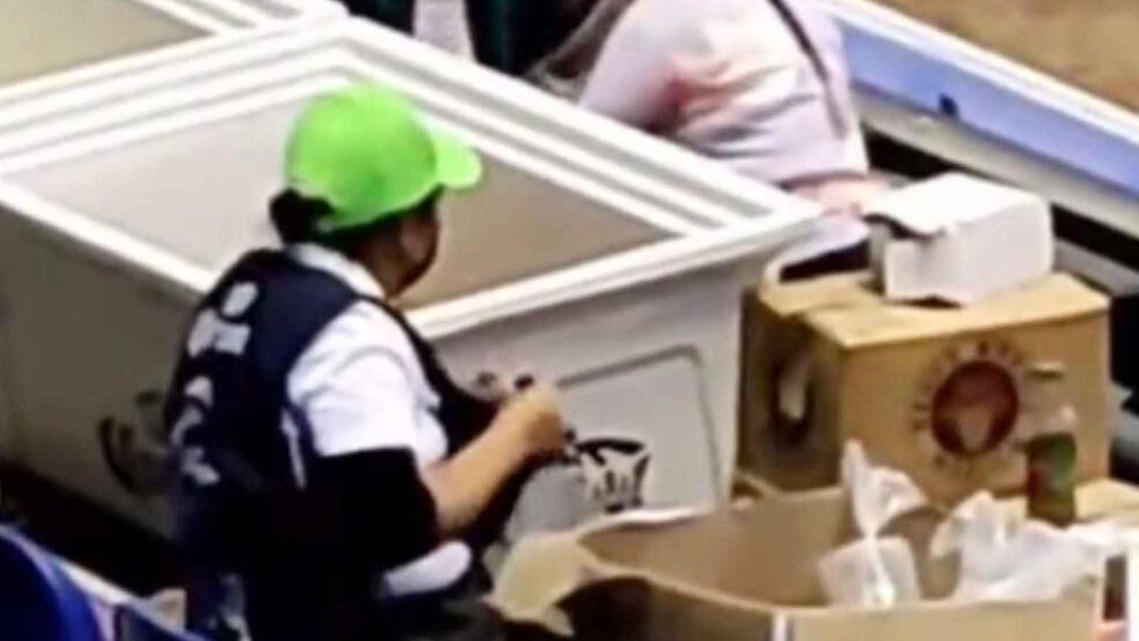 VIDEO: Captan a vendedora de cerveza limpiando vasos con su mandil para volver a llenarlos