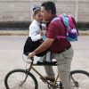 Niña pide a su abuelito que la lleve en bici a la escuela: "A mí no me avergüenzas"