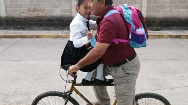 Niña pide a su abuelito que la lleve en bici a la escuela: "A mí no me avergüenzas"