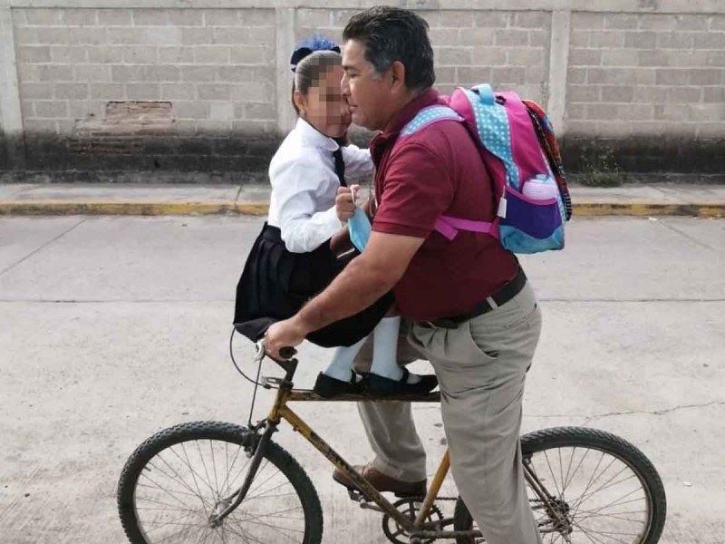 Niña pide a su abuelito que la lleve en bici a la escuela: "A mí no me avergüenzas"