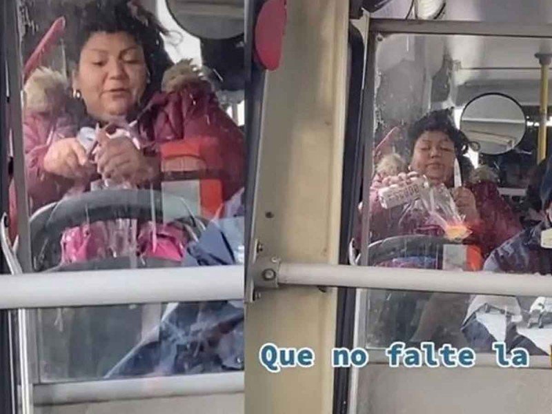 Captan a mujer preparándose una michelada en el camión y ¡sin derramar una sola gota!