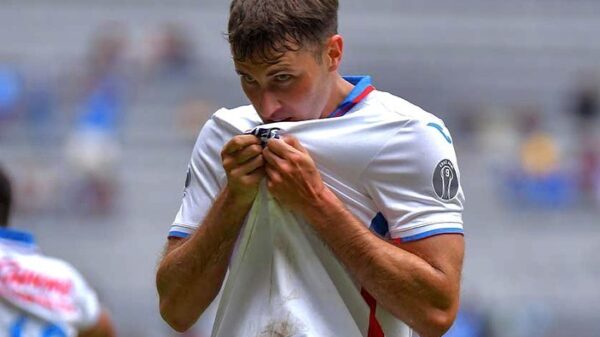 Santi Giménez regaló su medalla de campeón con Cruz Azul a un aficionado