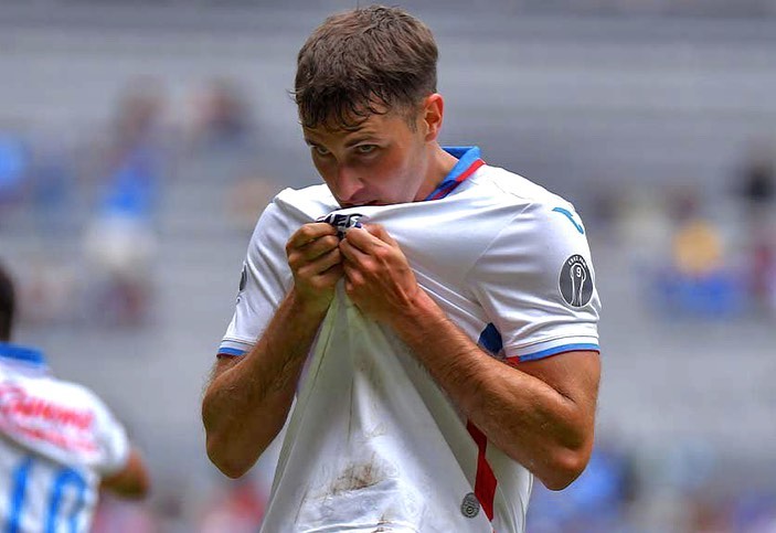 Santi Giménez regaló su medalla de campeón con Cruz Azul a un aficionado