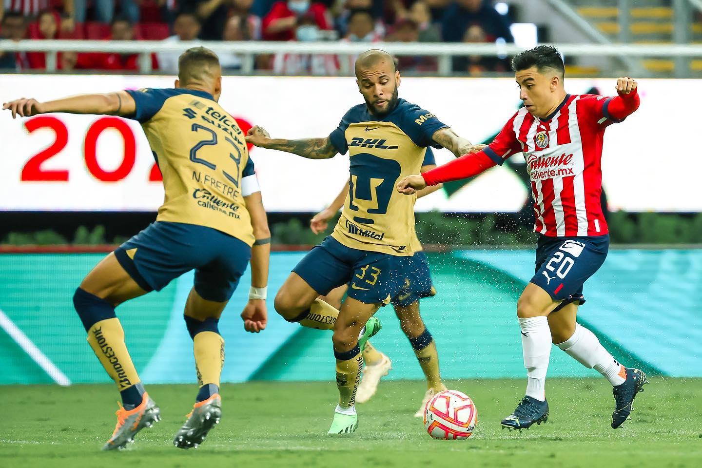 Chivas suma su tercera victoria al hilo y hunde a los Pumas: Resumen y goles