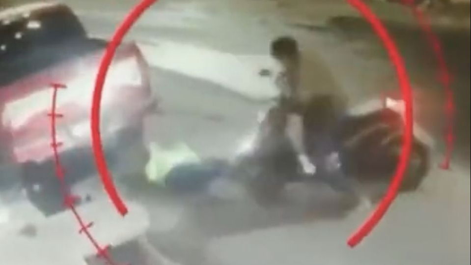 Difunden video de la brutal agresión de un hombre a una mujer en las calles de la Gustavo A Madero