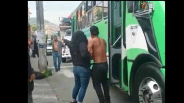 VIDEO: Pasajero y conductor de la ruta 66 protagonizan pelea en las calles de la Magdalena Contreras