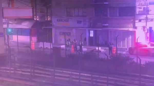 Difunden video del momento justo en que un auto embiste a 4 policías frente al metro General Anaya