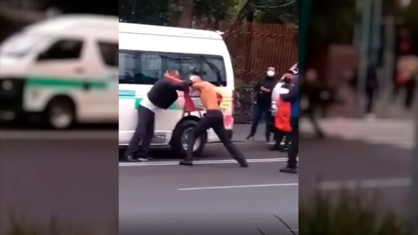 VIDEO: Choferes de la ruta 66 convierten las calles de en un ring y se enfrentan en intensa pelea