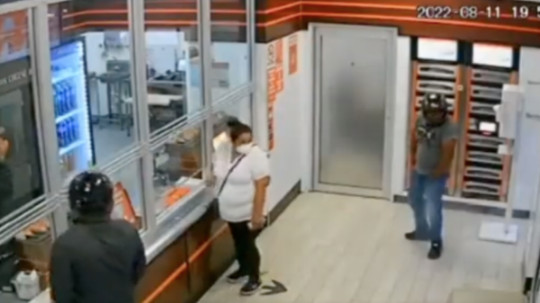 VIDEO: Así fue el momento exacto en que sicarios rafaguearon una pizzería Ciudad Juárez