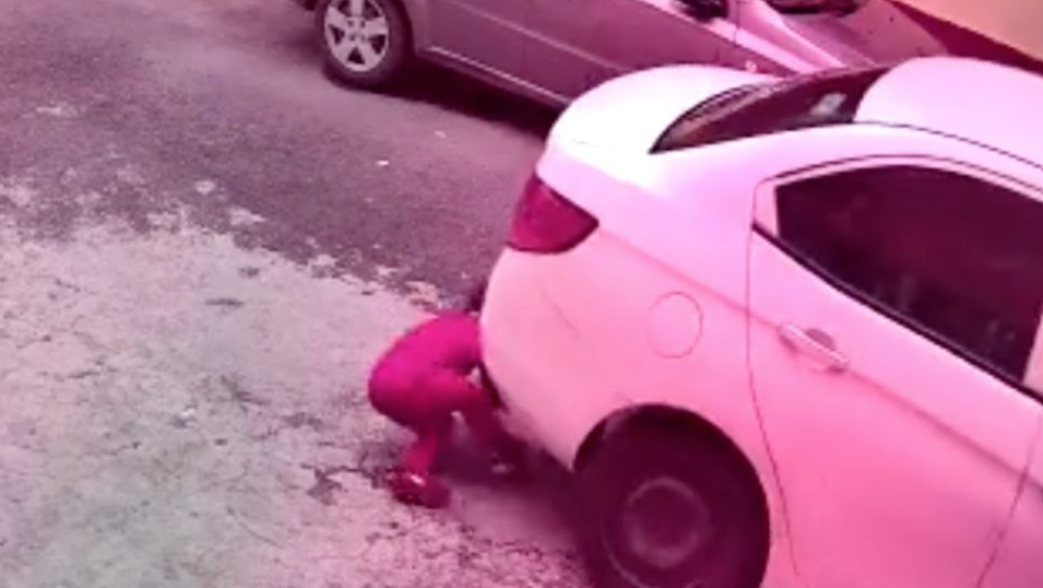 VIDEO: Niño es aplastado por un auto mientras jugaba solo y sobrevive de milagro