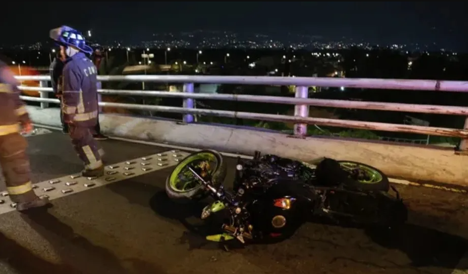 Motociclista muere en Tlalpan tras caer de un puente por andar echando carreritas
