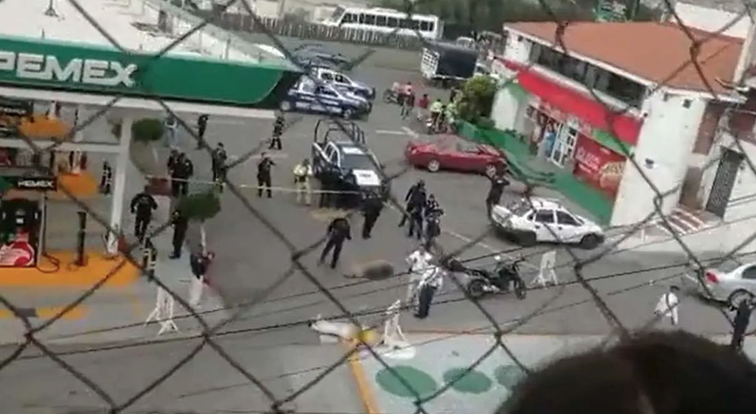 VIDEO: Asesinan a tres personas en una gasolinera de Naucalpan en el Edomex